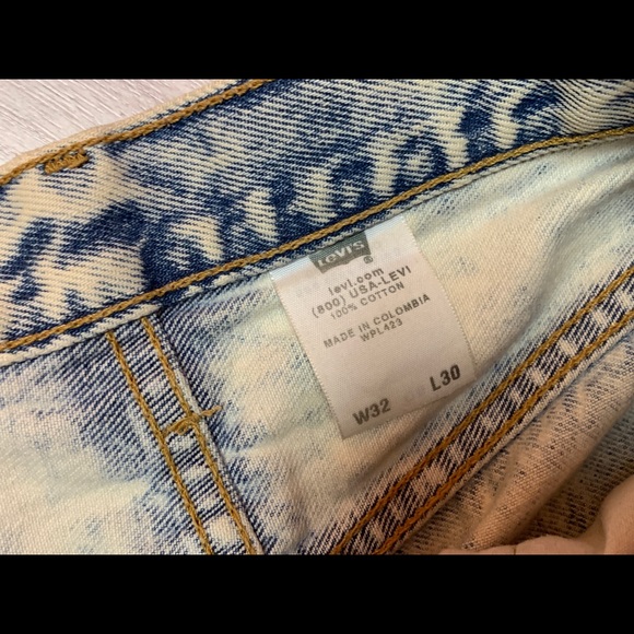 Acid Washed Levi Cutoffs - Picture 2 of 4